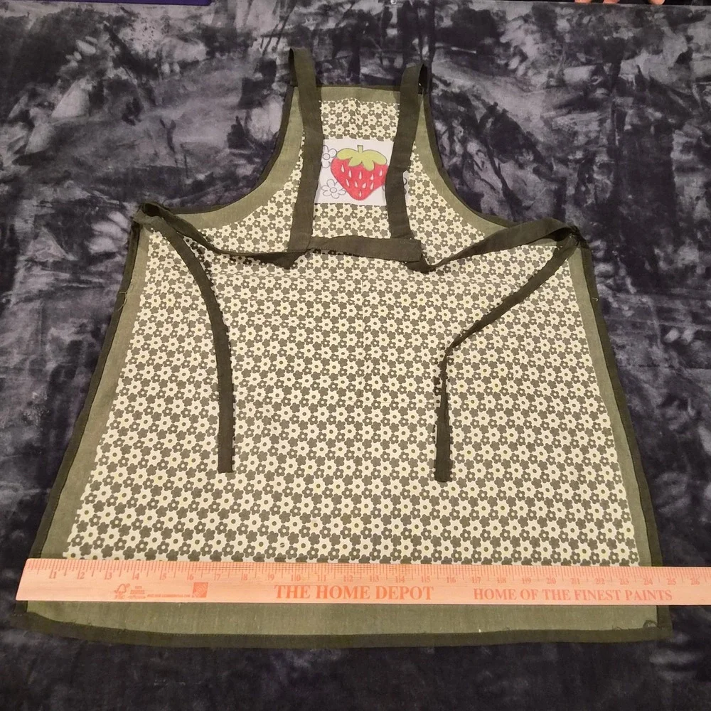 Vintage Strawberry Floral Daisy Print Apron Olive Green Yellow Cottagecore Bib